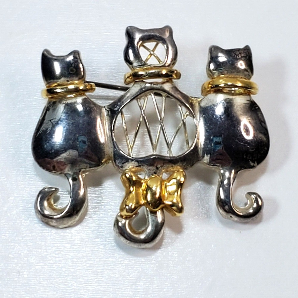 Silver Tone Metal Three Cats Gold Tone Collars One w Ribbon on Tail Pin Brooch